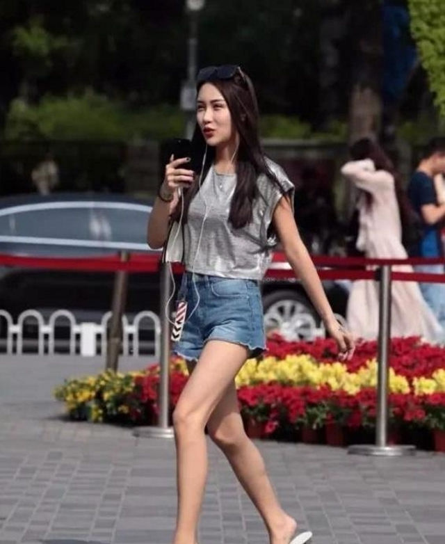  『美女』路人街拍,美女看起来十分的窈窕,配上一双银色的高跟鞋,很迷人...