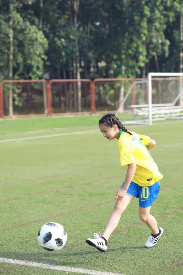 田亮带一双儿女踢球，森碟穿巴西队球服秀大长腿，小腿肌肉抢镜了