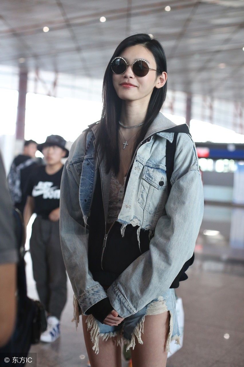 超模奚梦瑶机场秀美腿，粉丝提醒衣服滑落了