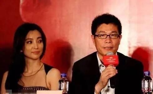 袁立回归再发文：你就是一个高级骗子！网友发现照片眼神有猫腻？