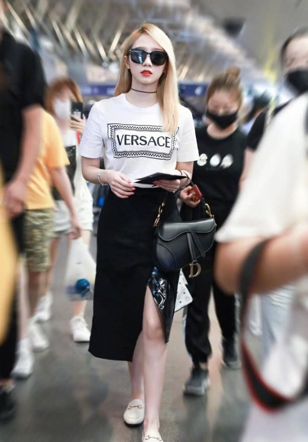 孟美岐不愧是第一名，衣服剪掉一半秀出细腰，这腿当之无愧啊!