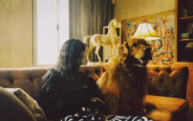 宋妍霏黑色T恤逗狗玩，视线都被逼到双腿上了：好像没穿裤子？