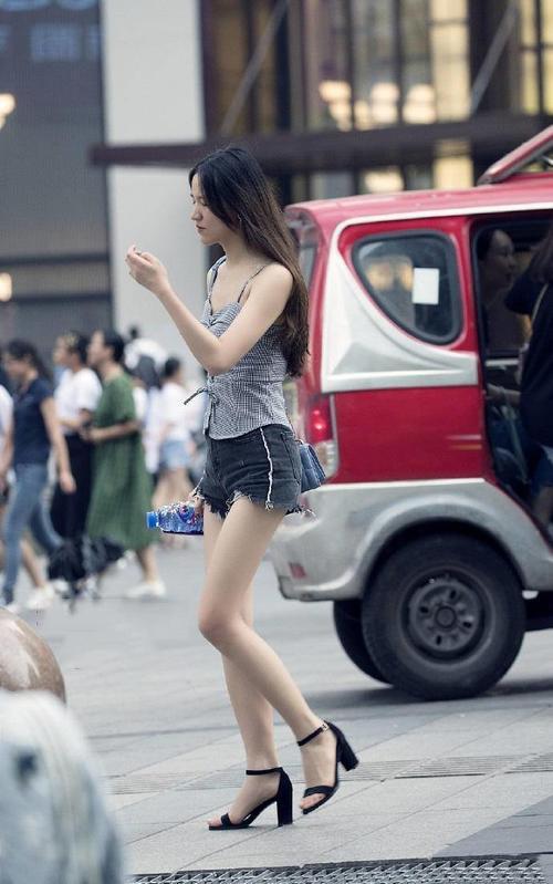 街拍:纤细精致的打底裤小姐姐显露匀称的小蛮腰,美丽又大方!