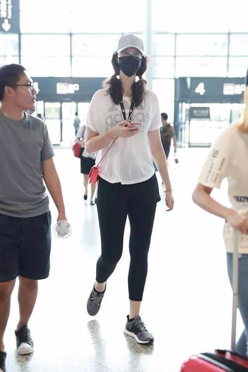 惠若琪长的不是很好看，腿还有点粗！可她不管穿什么就是很有气场