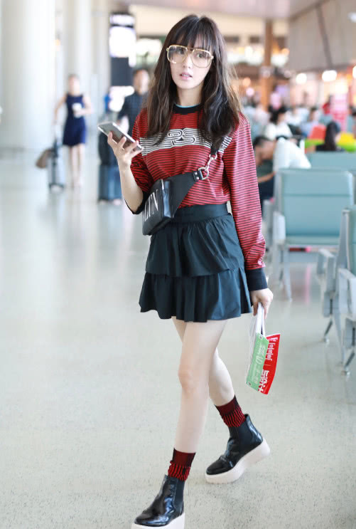 张天爱剪了“厌世刘海”也太路人了，在机场差点认不出来她是谁！