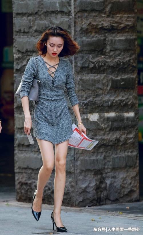 街拍美女,简单时尚的穿搭让夏天美不胜收,两对双胞胎哪对好看?