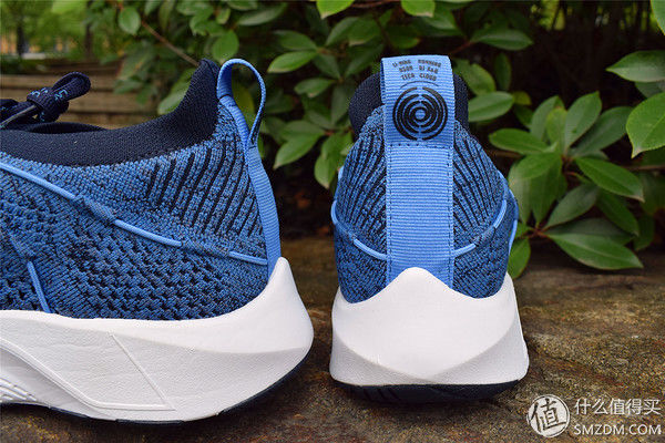 上了时装周,跑鞋也“变潮”-李宁轻云减震跑鞋开箱篇