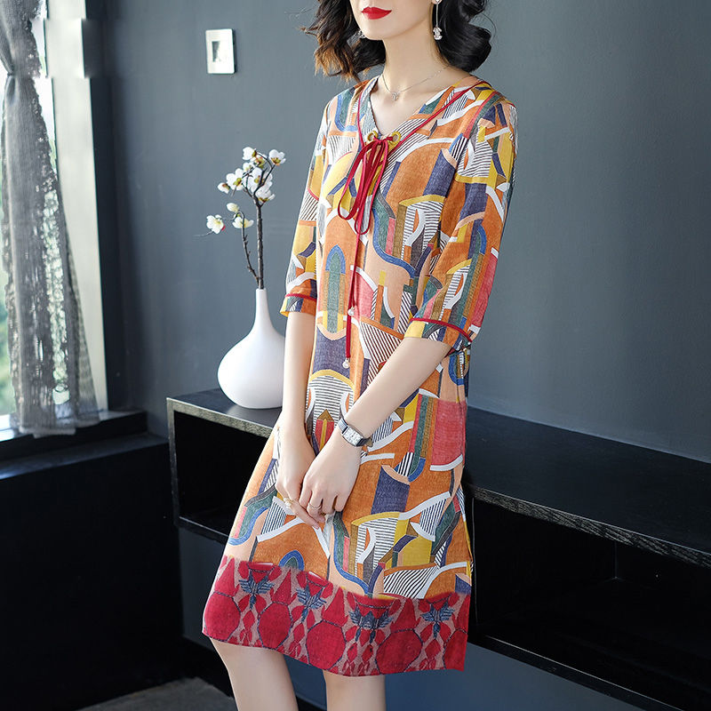 媳妇胆子太大了，这么“露”的连衣裙也敢穿出门，但确实性感迷人