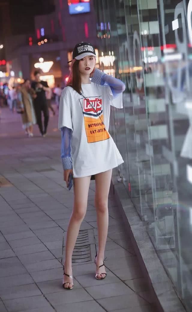 「宽松」街拍:长发垂肩的小姐姐,身穿深蓝色连衣裙,清新靓丽