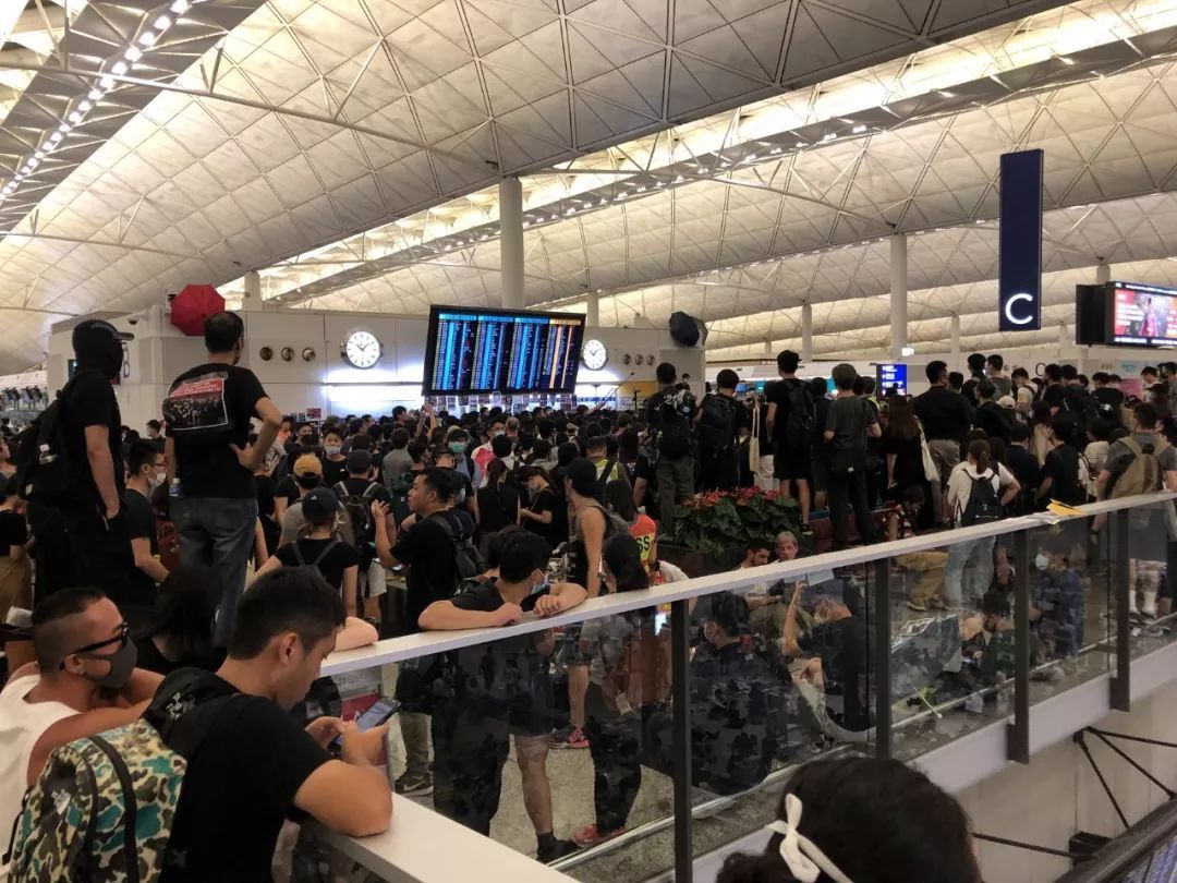 内地人被打 香港机场为何拦着警察不让进？