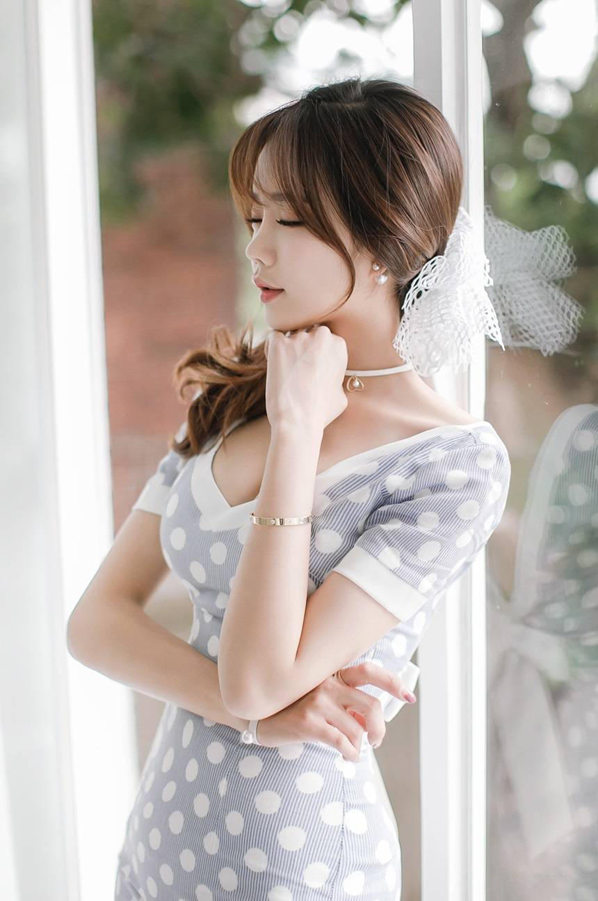 甜美的露背包臀裙，身姿妖娆，勾勒出曼妙曲线，灵动可爱！