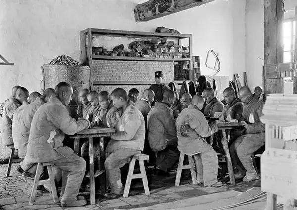 美国人在鞋盒里发现了6000张中国老照片，轰动全世界