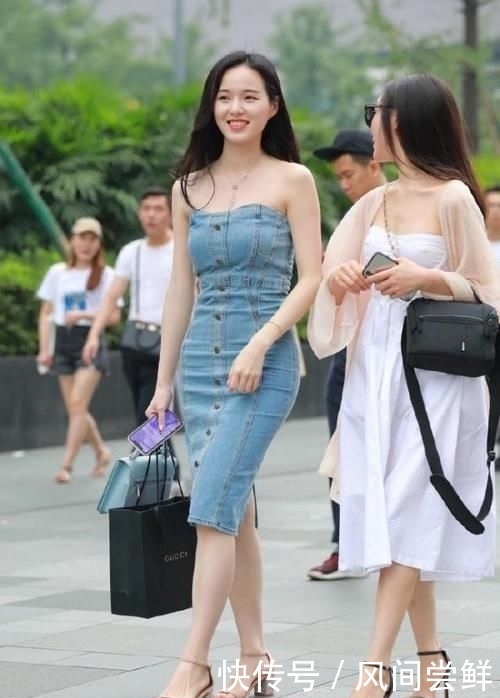#白皙#白皙的皮肤,搭配浅色牛仔裙,这就是清纯