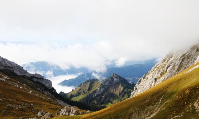 全球最惊险的铁路：最大坡度48度时速7公里，周边景色堪称一绝
