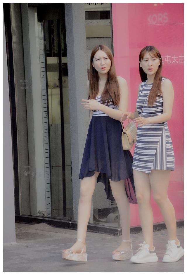 北京街拍：三里屯的这些女孩很会穿衣搭配，简单的穿搭好看又吸睛