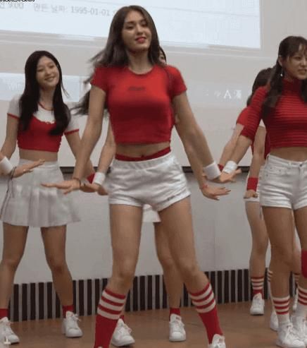 泫雅的“可乐瓶”身材逆天，单手脱衣简直酥断腿！尤物级别的性感