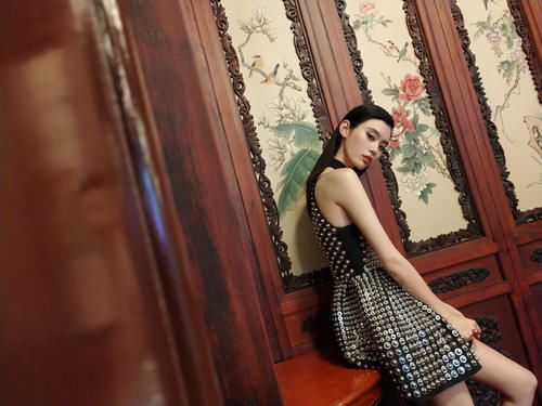 奚梦瑶穿挂脖短裙，裙子外形让人想到古代战士服：坐着不疼吗？