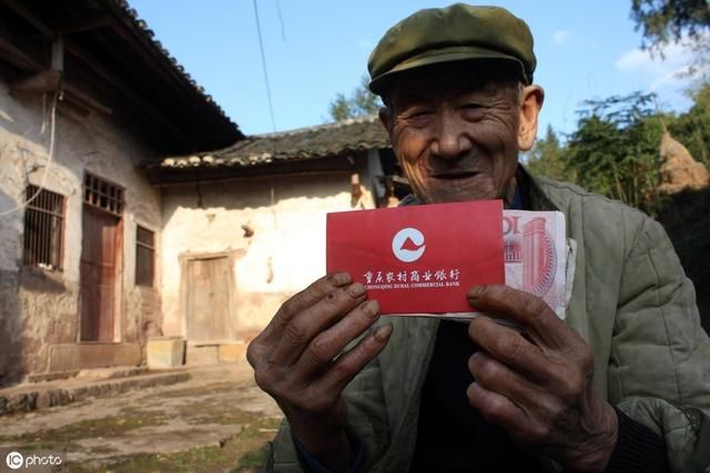 养老金提高多少农民才满意？听了这位70岁老人的回答心里不是滋味