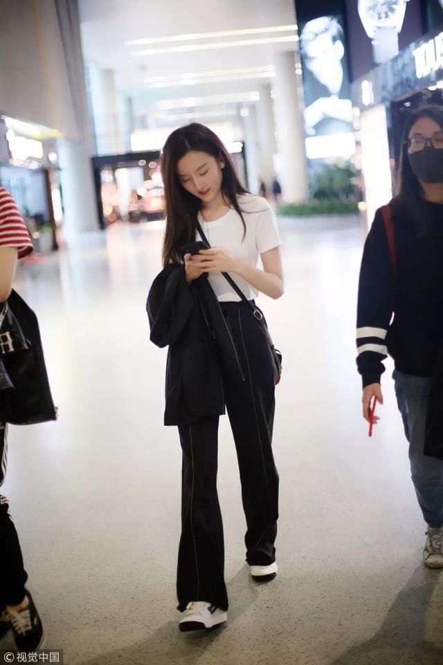 戳进来｜看完了她们的穿搭，我立刻丢掉了鞋柜里的高跟鞋！