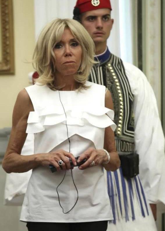 法国第一夫人带狗出行！64岁穿包臀裙 紧身裤 高跟鞋，厉害！