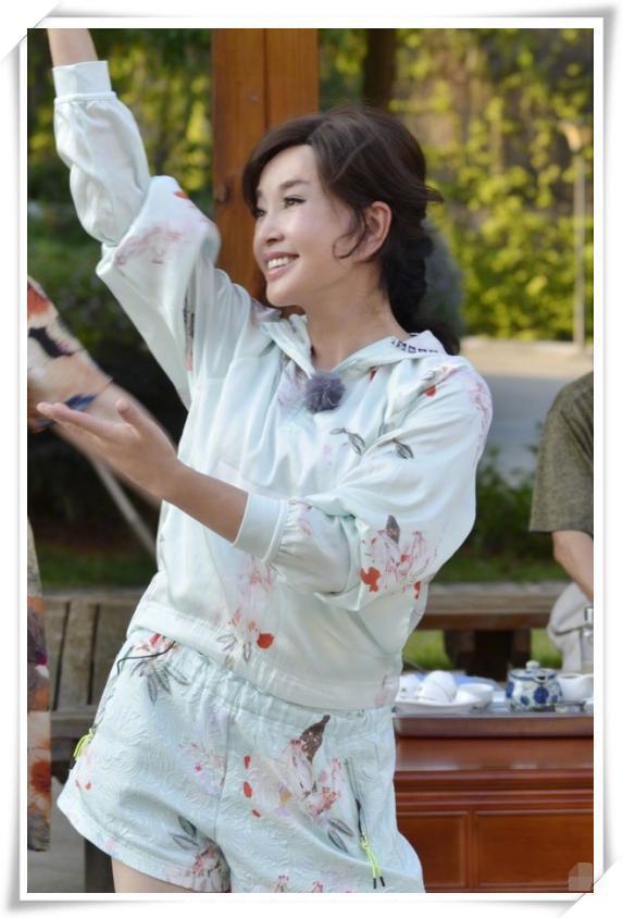 当赵雅芝与刘晓庆同穿短裤，才知道生过孩子和没生孩的差距有多大