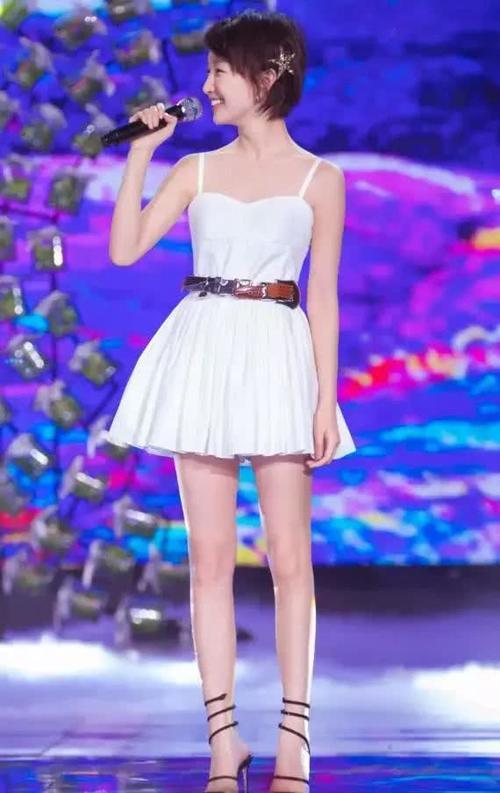 同样是88斤的佟丽娅与周冬雨,同穿粉色吊带裙,差距为何如此之大