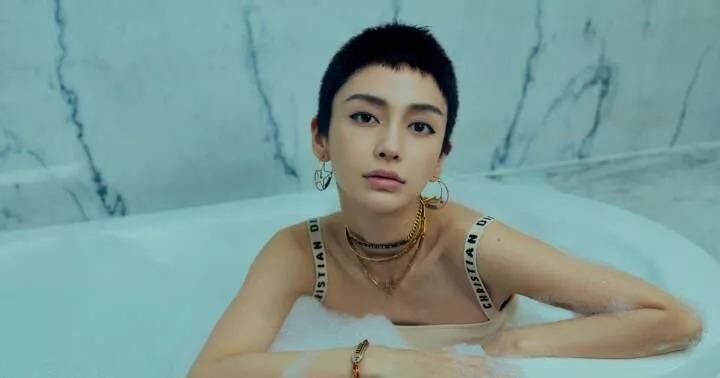 baby颜值太高骄傲了?突然剪了板寸头!怎么像黄晓明呢?