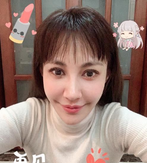 吓人:40岁“江玉燕”杨雪晒自拍,嘴巴吓人脸部僵硬,和baby是亲姐妹?