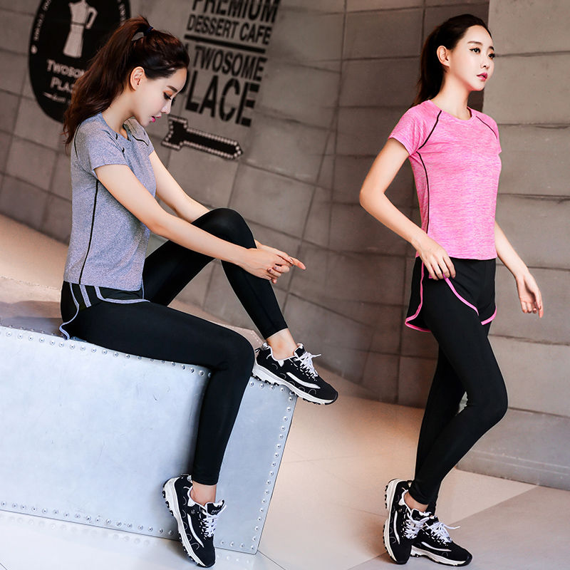 身材火辣的女人，在健身房扎堆，穿上瑜伽服更撩人，裹出杨柳腰