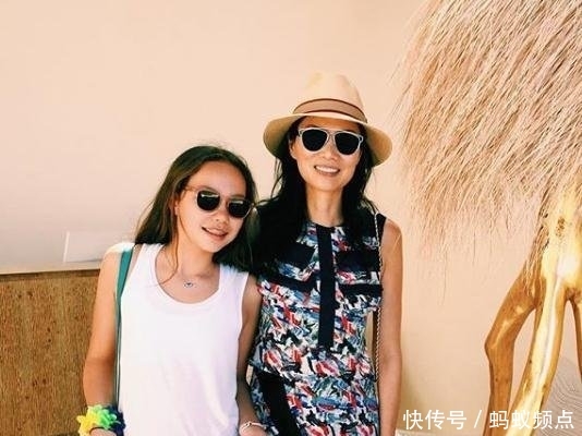 「合照」社交女王邓文迪,晒出女儿们的合照,16岁小女儿最像默多克