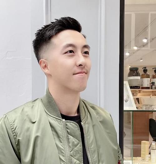  试试：男生“不烫不染”的发型，试试这几款，剪完时髦又帅气