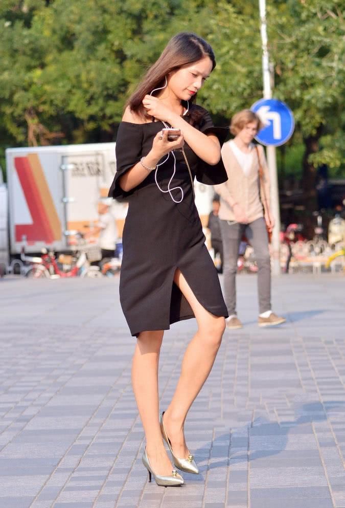 街拍:美女小黑裙开叉设计秀出长腿非常迷人，开叉再高点会更好看