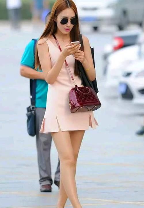  「美女」街拍：螓首蛾眉的美女，一条粉色的连衣裙，青春活力气质
