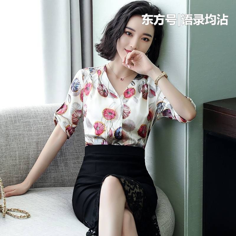 50岁女人别穿的那么老气，薄而不透的真丝衫，让你年轻不止十岁