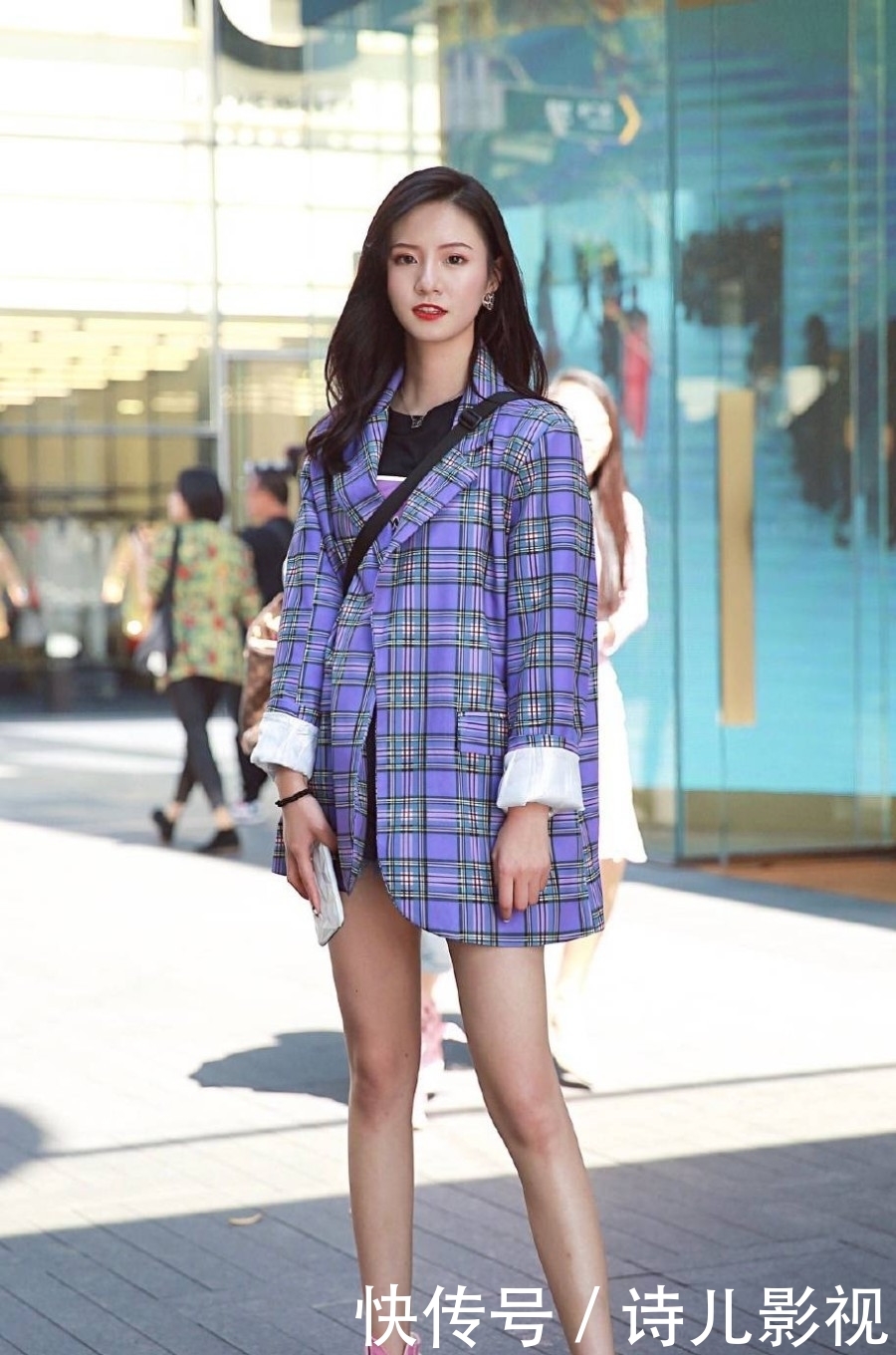 「 轻松」身穿白色西装+V领背心,让你轻松扮靓,街拍:时髦又出众的小姐姐