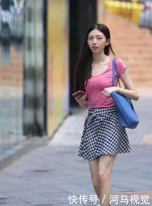  「主旋律」时尚街拍：不经意间，牛仔裤已经成为姑娘们逛街的主旋律！