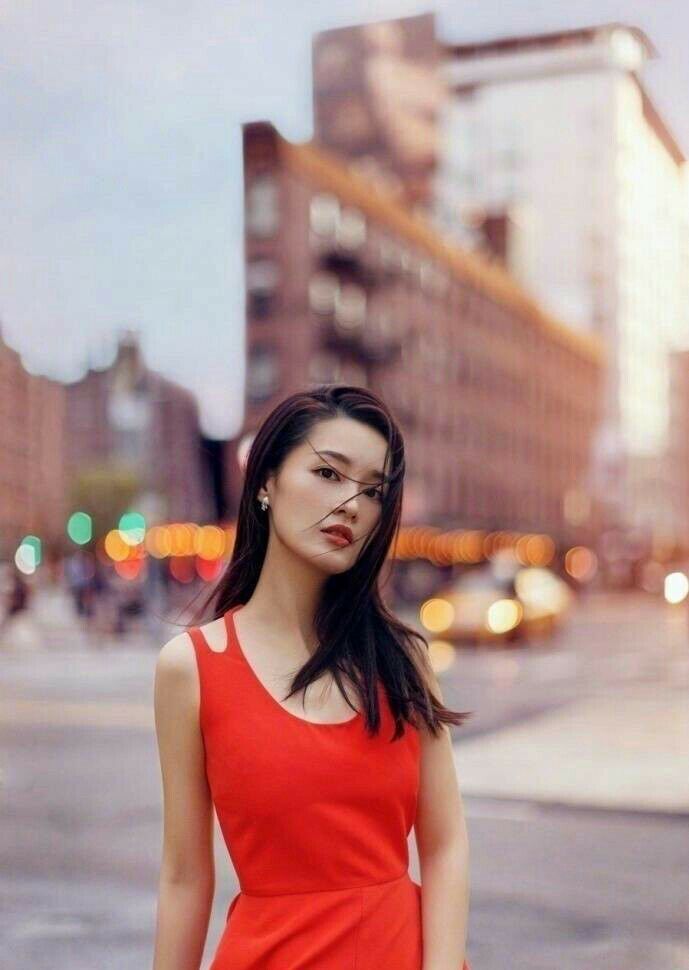 李沁一袭中国红连衣裙简直美炸，网友:中国红谁穿谁红