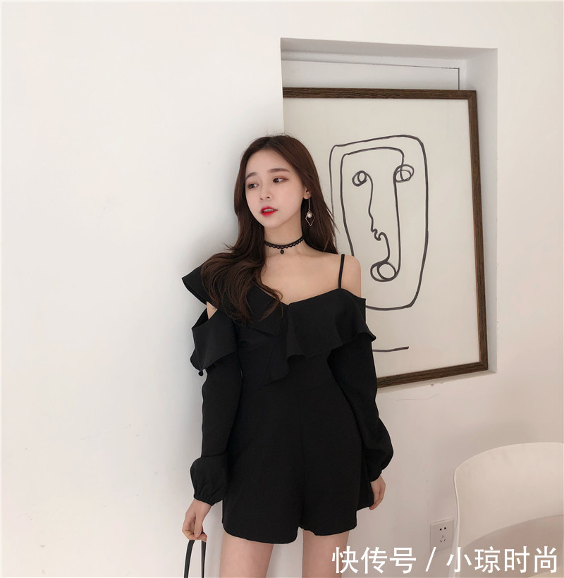 若隐若现的妩媚，性感诱人，露肩裙展现女生的性感和清纯，仙女必