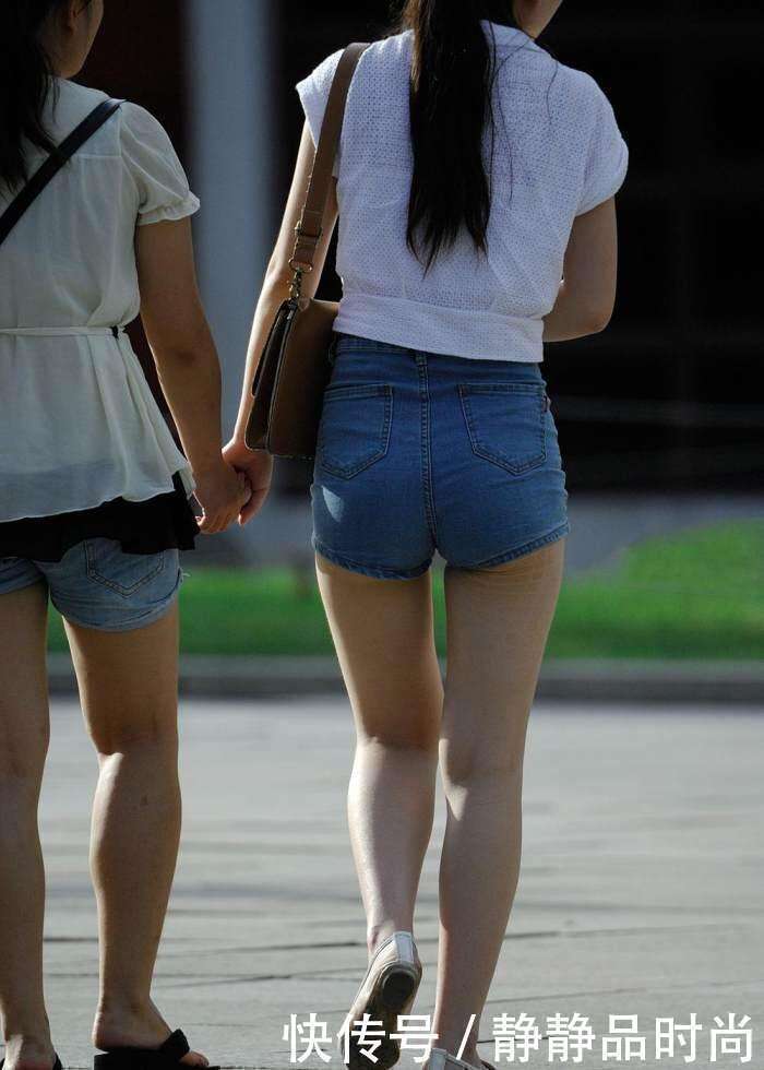 街拍: 身材紧致的小姐姐, 超短裤穿的火辣辣