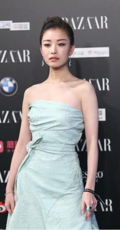 烈焰红唇的秦海璐穿出高级感,接二连三获奖的马伊琍鱼尾裙才迷人