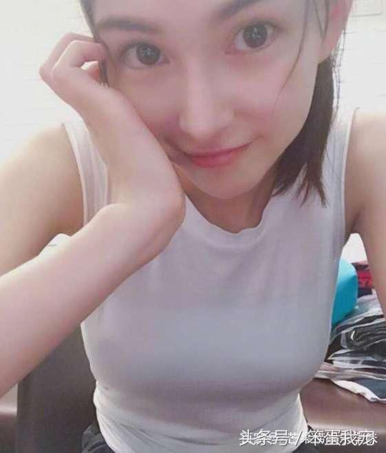 昆凌发布素颜居家照，上围尺寸惊人，老公周杰伦爆粗口回应12个字