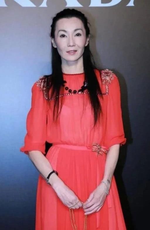 『 脸部』一袭红裙子掩不住削瘦身型，脸部松弛得好雷人，55岁张曼玉久违了现身