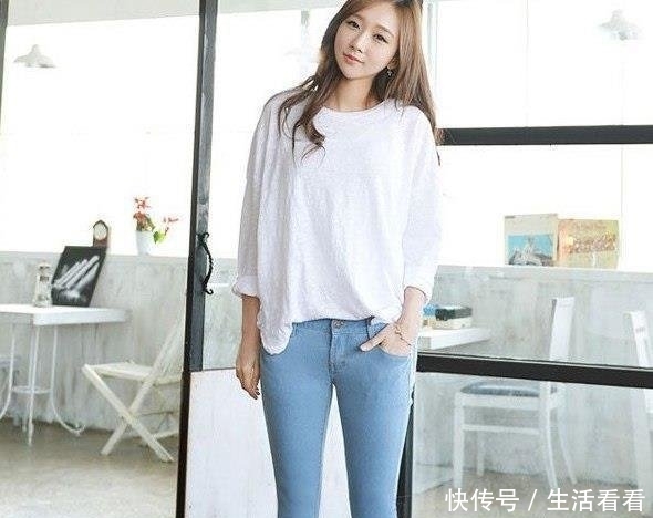  「美女」娇小可人的牛仔裤美女，在细节中彰显美，更加优雅显气质！