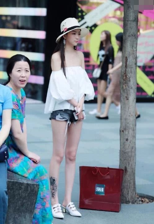 小姐姐吊带薄纱短裙阔沿帽性感出街，夏季再美也就是三件套，敢于