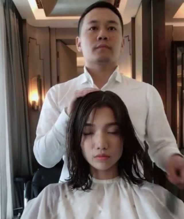 18岁小女生去理发，做了一款心仪的卷发，做完之后瞬间老10岁