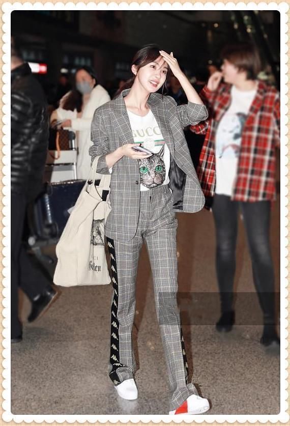 看了杨颖的西装，再看李菲儿，网友直呼：真不敢恭维黄晓明的品味