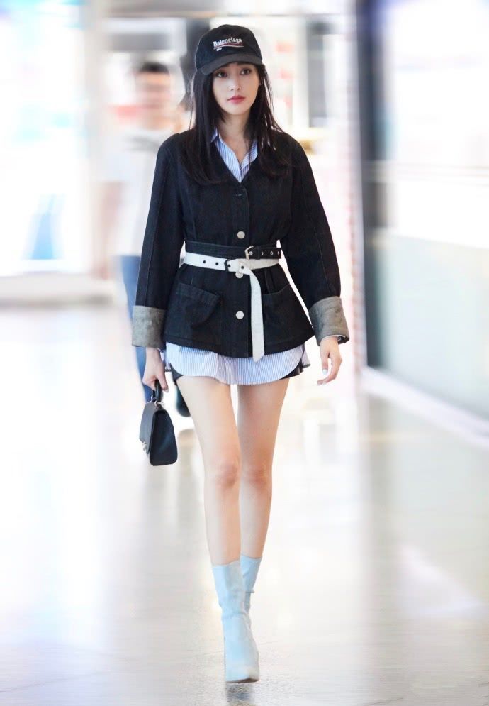 张天爱真是拼，为了秀腿穿成这样也敢去机场，网友：怪不得那么红