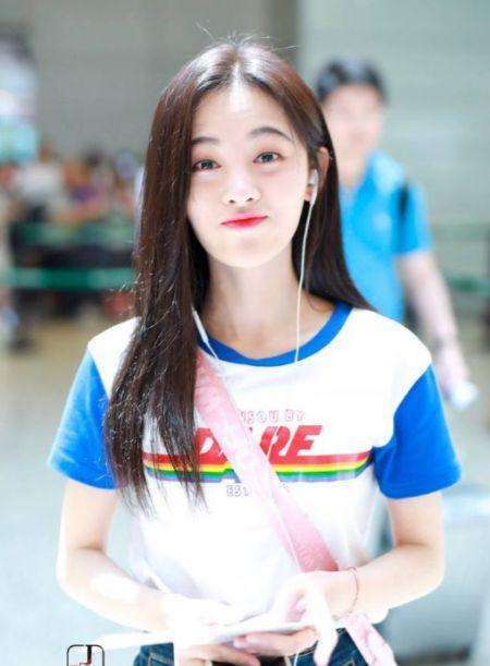 鞠婧祎短裤穿这么高, 勒得安全裤都挤出来了, 网友: 不尴尬吗?