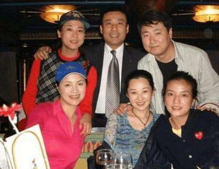 48岁许晴与41岁赵薇出游照流出, 一个嫩的掐出水, 一个老的认不出