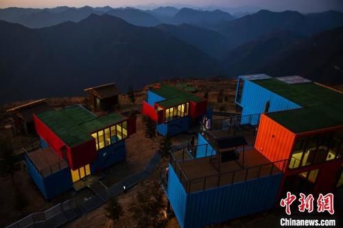 湖北五峰：集装箱民宿现身高山之巅成美景